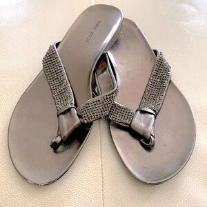 Nine West Higher Sandals Flip Flops Sz 9 Metallic Casual Beach Slip On Everyday
